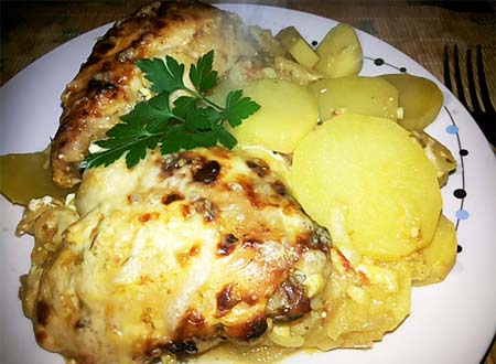 Курячі стегна під маринадом, запечені з картоплею, в сметані. Покроковий рецепт з фото