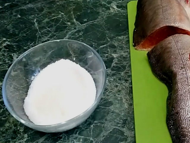 Як засолити горбушу — 7 смачних і швидких рецептів засолу в домашніх умовах