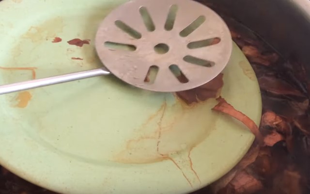 Сало, варене в лушпинні цибулі — 6 найсмачніших рецептів посолу