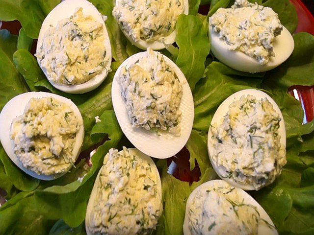 Яйця, фаршировані різними начинками. 12 простих і дуже смачних рецептів