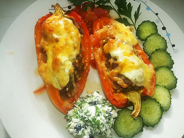 Перець фарширований м’ясом та рисом в духовці – рецепти з фото