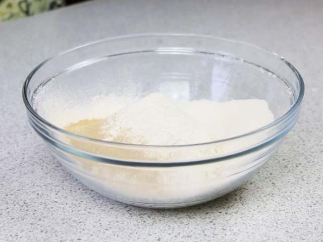 Млинці на молоці з дірочками тонкі і дуже смачні – 10 простих рецептів