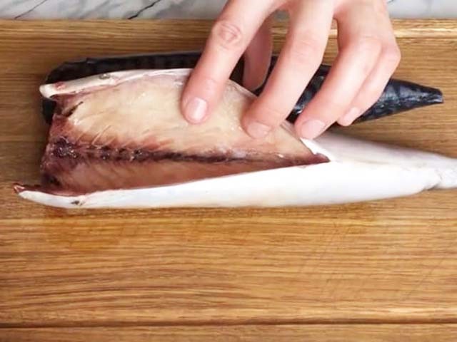 Скумбрія солона в домашніх умовах — 8 смачних рецептів