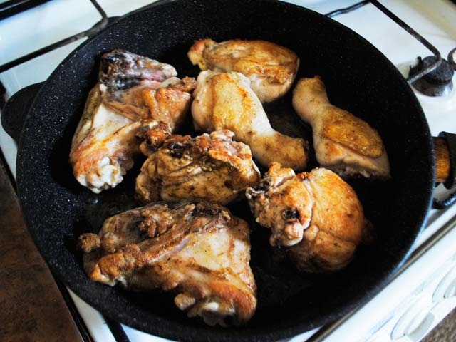 Курка тушкована на сковороді — 9 простих і смачних рецептів