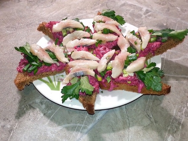 Бутерброди з оселедцем — прості і смачні рецепти для святкового столу