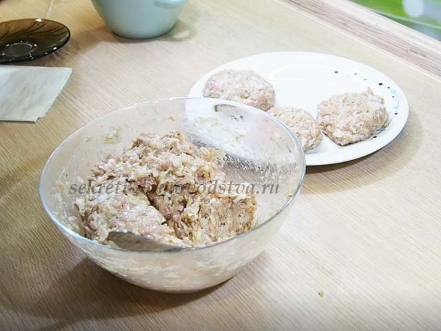 Курячі котлети з манкою з соковитого курячого фаршу — домашній рецепт