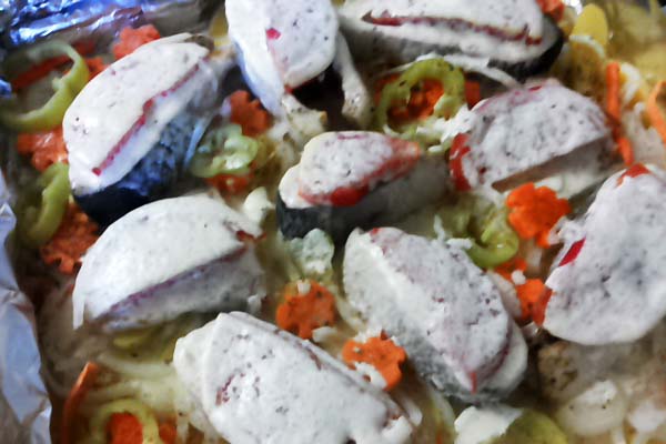 Горбуша з картоплею, помідорами і сиром, запечена в духовці