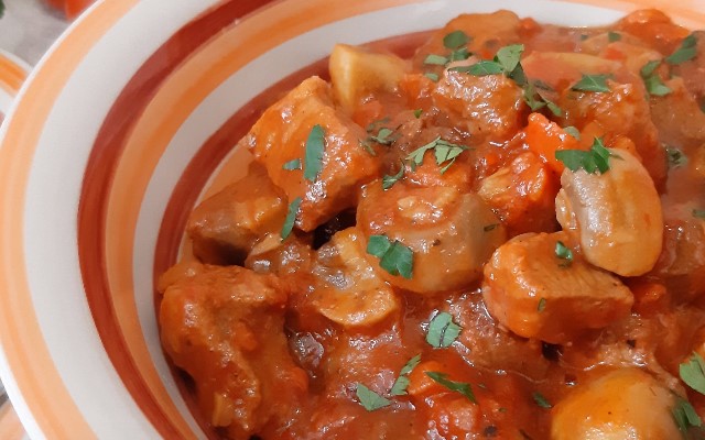 Гуляш зі свинини з підливою — 7 простих і смачних рецептів