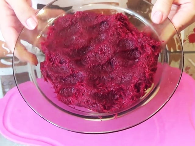 Салат Оселедець під шубою — 11 класичних рецептів з описом послідовності шарів