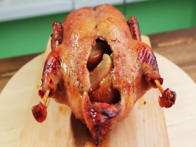 Качка з яблуками в духовці – 4 покрокових рецепти з фото