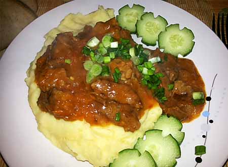 Гуляш з яловичини з підливою рецепт з фото