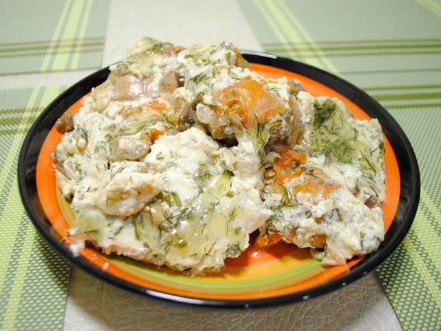 Курка тушкована на сковороді — 9 простих і смачних рецептів