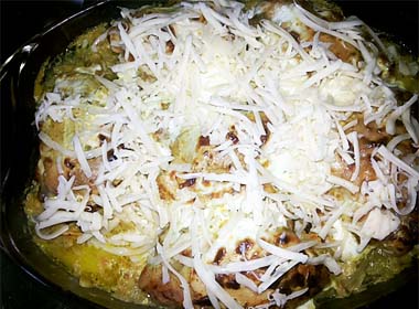 Курячі стегна під маринадом, запечені з картоплею, в сметані. Покроковий рецепт з фото