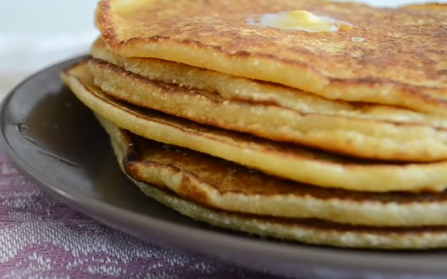 Млинці на сироватці — 8 рецептів дуже смачних млинців з дірочками