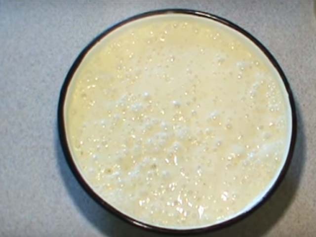 Млинці на молоці з дірочками тонкі і дуже смачні – 10 простих рецептів