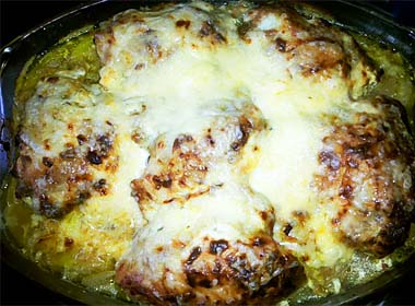 Курячі стегна під маринадом, запечені з картоплею, в сметані. Покроковий рецепт з фото