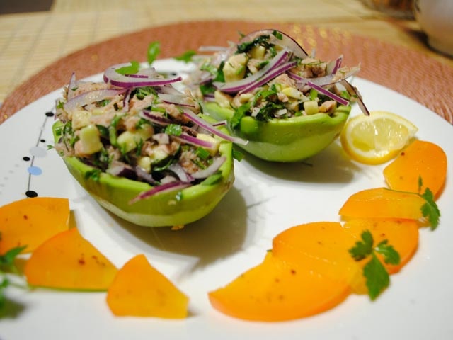 Салати з авокадо і консервованим тунцем — прості і смачні рецепти