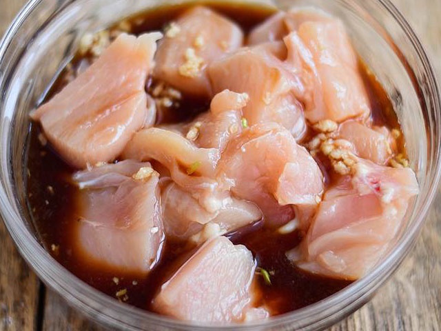 Шашлик з курки в духовці — 9 рецептів приготування на шпажках