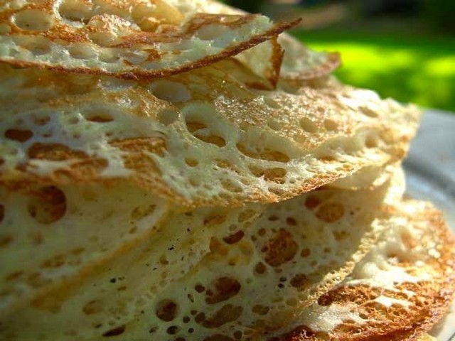 Дріжджові млинці на молоці — 8 покрокових рецептів