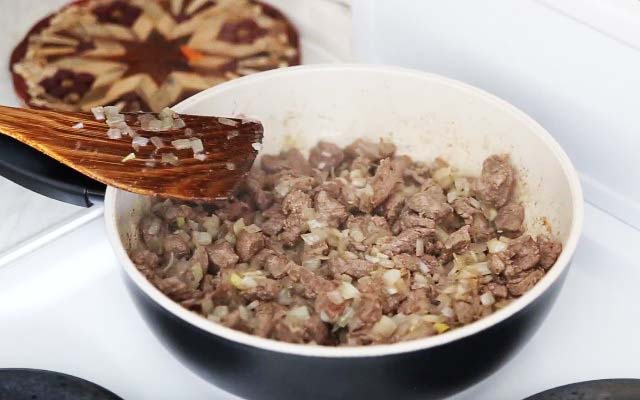 Гуляш зі свинини з підливою — 7 простих і смачних рецептів