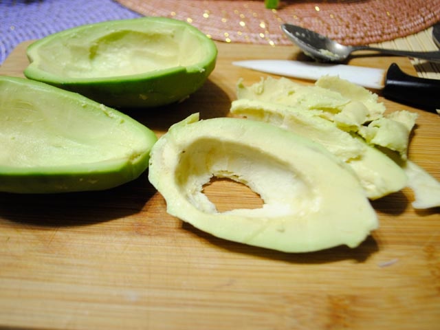 Салати з авокадо і консервованим тунцем — прості і смачні рецепти