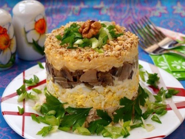 Салати з консервованих печериць: смачні рецепти, прості в приготуванні