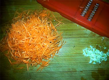 Тушкована яловичина з маринованими огірками. Покроковий рецепт з фото