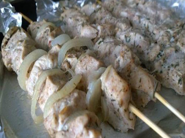 Шашлик з курки в духовці — 9 рецептів приготування на шпажках