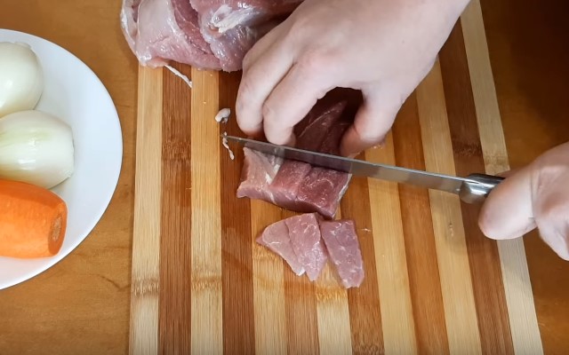 Гуляш зі свинини з підливою — 7 простих і смачних рецептів