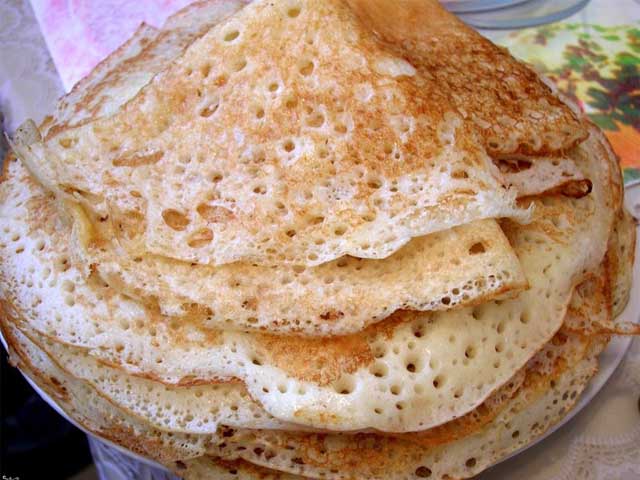 Тонкі млинці на кефірі – 15 смачних рецептів млинців з дірочками