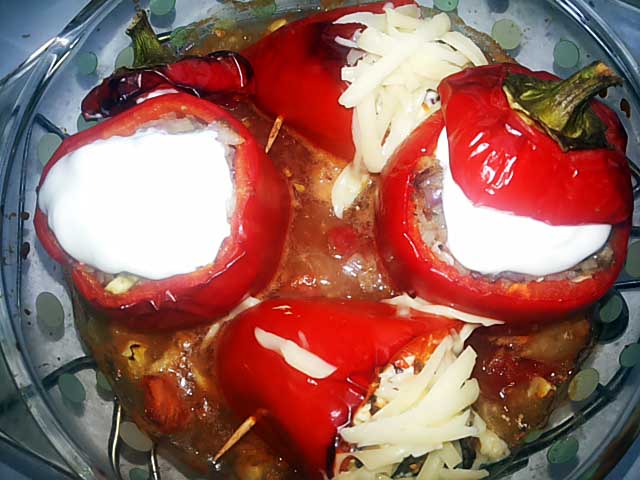 Перець фарширований м’ясом та рисом в духовці – рецепти з фото