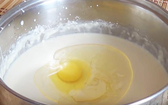 Млинці на сироватці — 8 рецептів дуже смачних млинців з дірочками