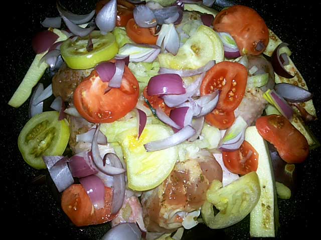 Курячі гомілки з овочами на сковороді з запеченою картоплею