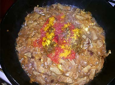 Тушкована яловичина з маринованими огірками. Покроковий рецепт з фото