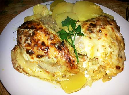 Курячі стегна під маринадом, запечені з картоплею, в сметані. Покроковий рецепт з фото