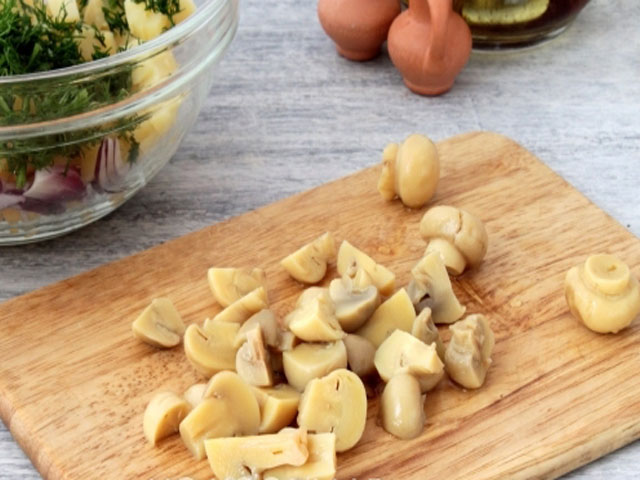 Салати з консервованих печериць: смачні рецепти, прості в приготуванні