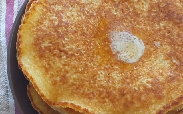 Млинці на сироватці — 8 рецептів дуже смачних млинців з дірочками