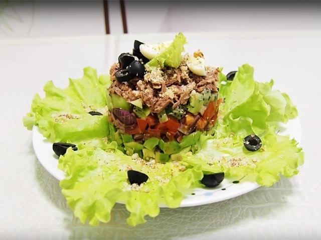 Салати з авокадо і консервованим тунцем — прості і смачні рецепти