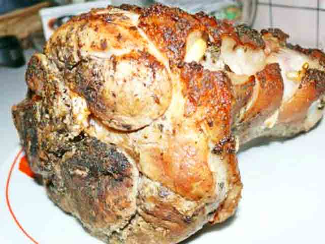 Свиняча рулька запечена в духовці – два смачні рецепти