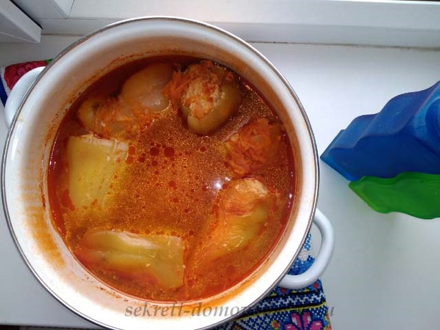 Перець, фарширований курячим фаршем і рисом