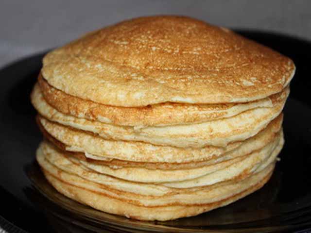 Тонкі млинці на кефірі – 15 смачних рецептів млинців з дірочками