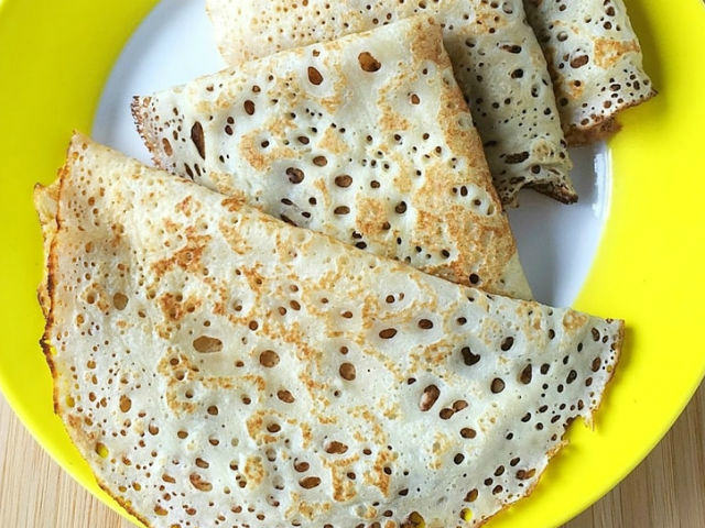 Дріжджові млинці на молоці — 8 покрокових рецептів