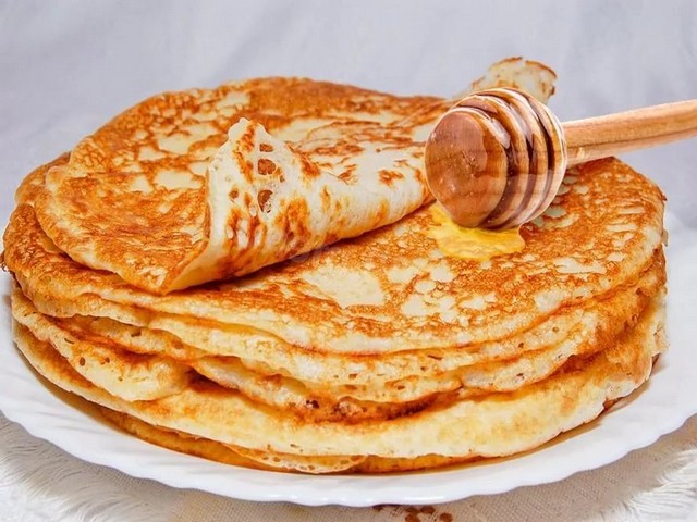 Дріжджові млинці на молоці — 8 покрокових рецептів
