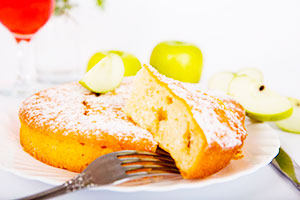 Шарлотка з яблуками в духовці: 2 класичних і 2 кисломолочних рецепта