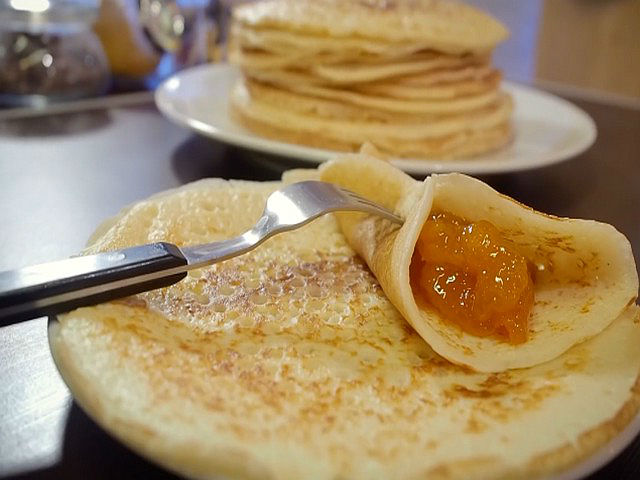 Дріжджові млинці на молоці — 8 покрокових рецептів