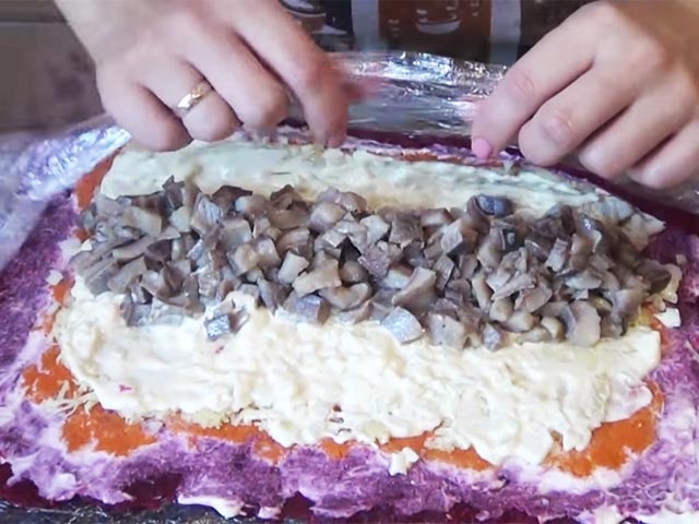 Салат Оселедець під шубою — 11 класичних рецептів з описом послідовності шарів