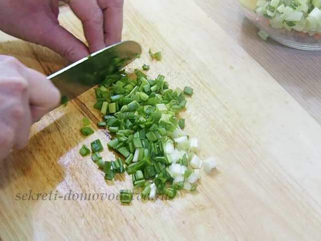 Салат Олів’є з м’ясом — дуже смачний класичний рецепт