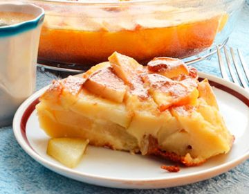 Шарлотка з сиром і яблуками: рецепти в духовці і мультиварці