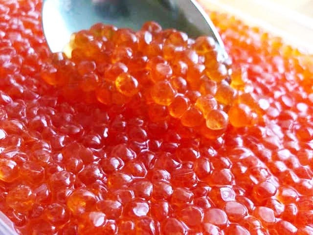 Як смачно посолити ікру горбуші в домашніх умовах — 6 швидких рецептів