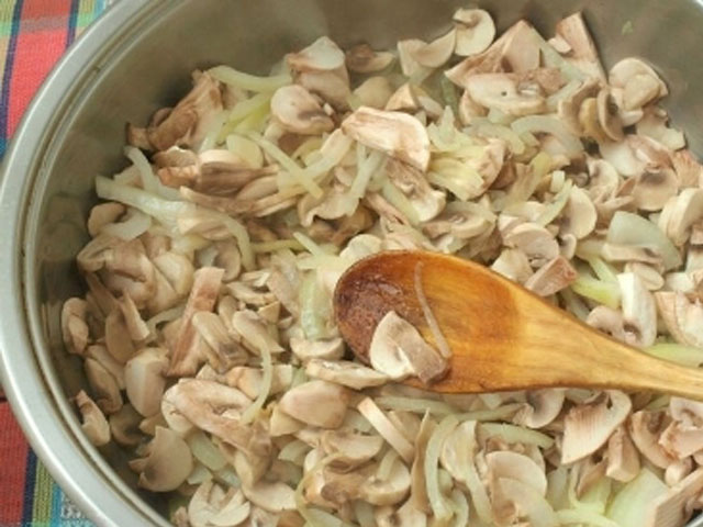 Салати з консервованих печериць: смачні рецепти, прості в приготуванні